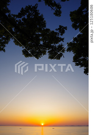 愛媛県四国中央市 川之江城跡のある城山公園から夕陽を望む 愛媛県四国中央市 川之江城跡のある城山公園から夕陽を望む 125180686