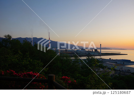愛媛県四国中央市　夕暮れに城山公園から工場地帯を望む 125180687