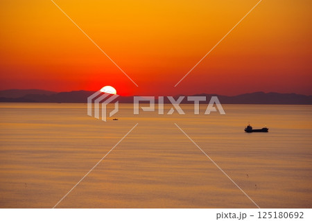 愛媛県四国中央市　川之江城跡のある城山公園から夕日を望む 125180692