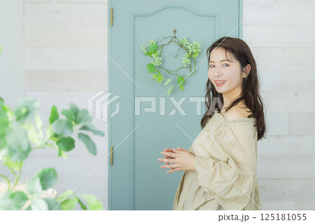 緑のドアの前の若い女性 緑のドアの前の若い女性 125181055
