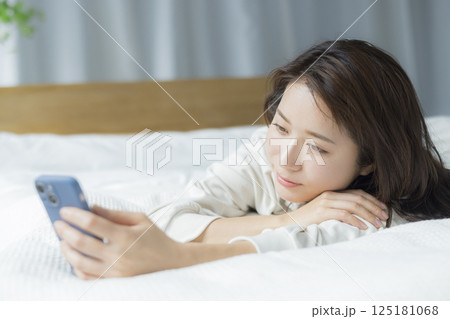ベッドに寝そべる女性 ベッドに寝そべる女性 125181068