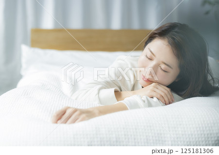 ベッドに寝そべる女性 ベッドに寝そべる女性 125181306