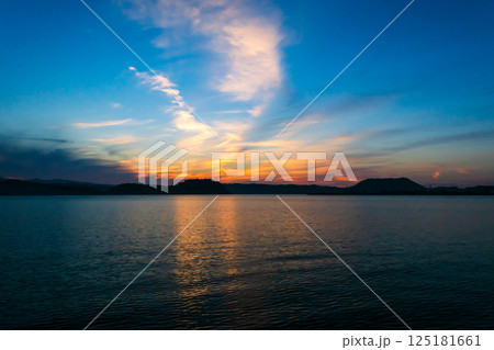 鳥取市 日没後の夕焼けが美しい湖山池の風景 125181661