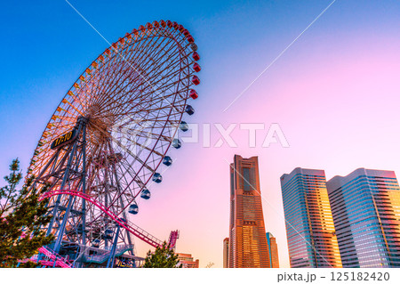 日本の横浜都市景観4月・夕日に映える桜木町駅の大観覧車や横浜ランドマークタワーなどを望む 日本の横浜都市景観4月・夕日に映える桜木町駅の大観覧車や横浜ランドマークタワーなどを望む 125182420