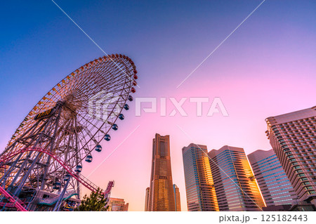 日本の横浜都市景観4月・夕日に映える桜木町駅の大観覧車や横浜ランドマークタワーなどを望む 125182443
