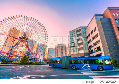 日本の横浜都市景観4月・夕日に映える大観覧車や横浜ランドマークタワー、ベイサイドブルーなどを望む 日本の横浜都市景観4月・夕日に映える大観覧車や横浜ランドマークタワー、ベイサイドブルーなどを望む 125182582