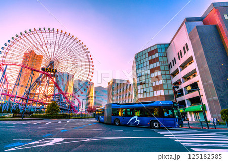 日本の横浜都市景観4月・夕日に映える大観覧車や横浜ランドマークタワー、ベイサイドブルーなどを望む 日本の横浜都市景観4月・夕日に映える大観覧車や横浜ランドマークタワー、ベイサイドブルーなどを望む 125182585