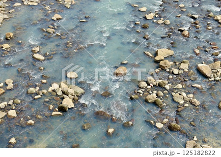 河原に転がる石 河原に転がる石 125182822