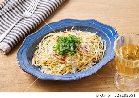 釜揚げしらすのペペロンチーノ 釜揚げしらすのペペロンチーノ 125182951