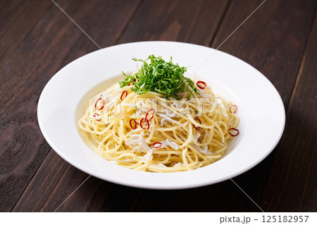 釜揚げしらすのペペロンチーノ 釜揚げしらすのペペロンチーノ 125182957