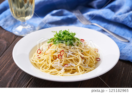 釜揚げしらすのペペロンチーノ 釜揚げしらすのペペロンチーノ 125182965