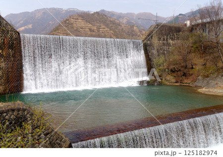 水量豊かな砂防ダム 水量豊かな砂防ダム 125182974