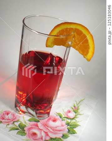 Grape juice in a transparent glass 125183046