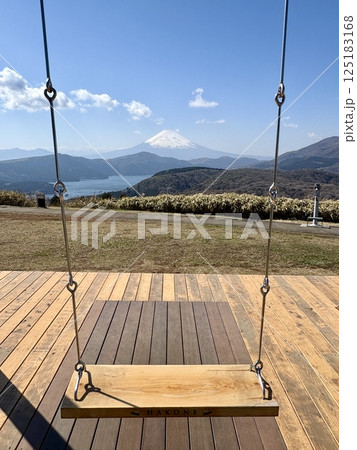 箱根のぶらんこ越しに眺める芦ノ湖と富士山 箱根のぶらんこ越しに眺める芦ノ湖と富士山 125183168