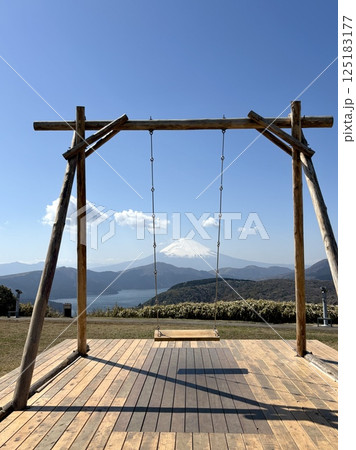 箱根のぶらんこ越しに眺める芦ノ湖と富士山 125183177