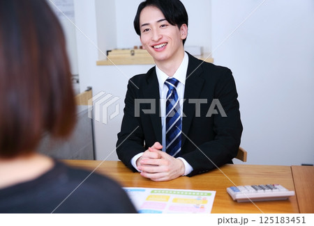 自宅訪問のセールスイメージ 自宅訪問のセールスイメージ 125183451