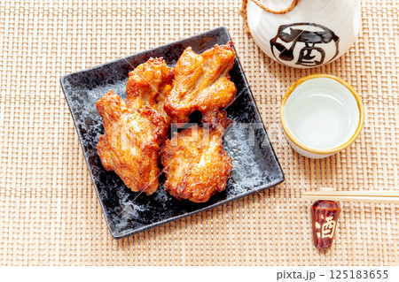 鶏手羽元の炙り焼きで日本酒を飲むイメージ 鶏手羽元の炙り焼きで日本酒を飲むイメージ 125183655