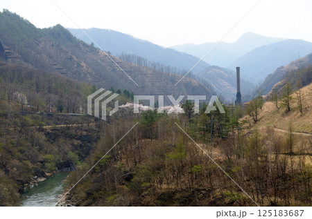足尾銅親水公園から見る煙突がある風景 125183687