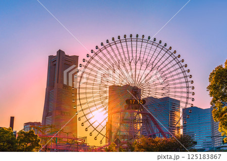 日本の横浜都市景観4月・夕日に映える桜木町駅の大観覧車や横浜ランドマークタワーなどを望む 125183867