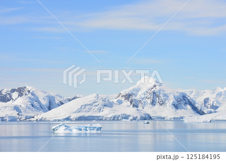 究極の秘境　南極大陸　夏風景 125184195