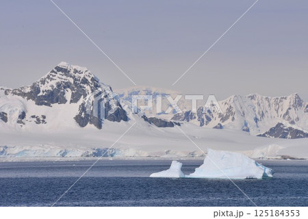 究極の秘境 南極大陸 夏風景 究極の秘境 南極大陸 夏風景 125184353