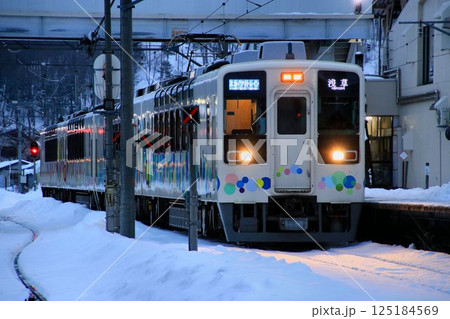 春日部発→会津田島行き臨時特急【スカイツリートレイン】634系… 会津田島駅から浅草駅へ向けて発車 125184569
