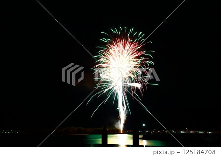 高知市納涼花火大会の放射状に広がる花火 高知市納涼花火大会の放射状に広がる花火 125184708