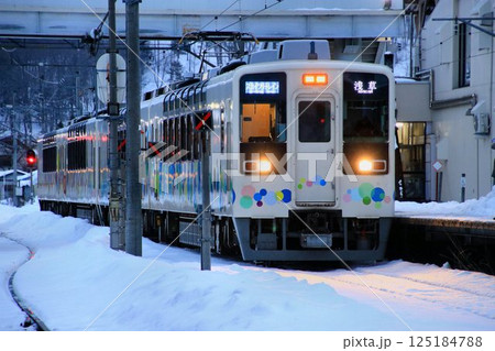 春日部発→会津田島行き臨時特急【スカイツリートレイン】634系… 会津田島駅から浅草駅へ向けて発車 125184788