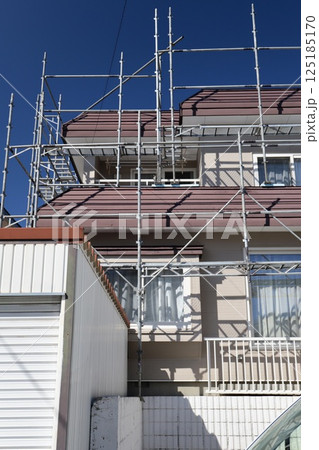 くさび足場をかけた古い一戸建の工事現場 125185170