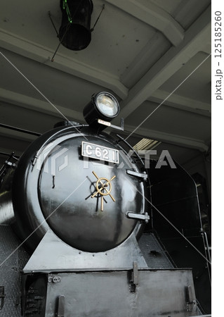 機関庫で保存される国鉄C62形蒸気機関車（日本 京都府京都市） 125185260