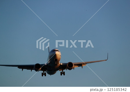 飛行機の着陸 125185342