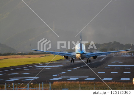 飛行機の着陸 125185360