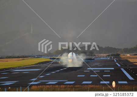 飛行機の着陸 飛行機の着陸 125185372