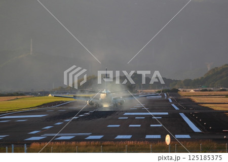 飛行機の着陸 125185375