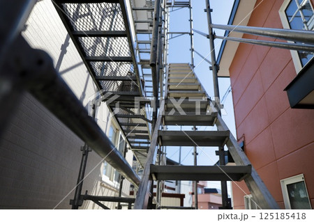 一戸建リフォーム工事の足場階段部分 125185418