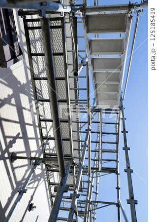 一戸建リフォーム工事の足場階段部分 125185419