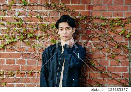 私服姿の20代の若い男性 私服姿の20代の若い男性 125185577