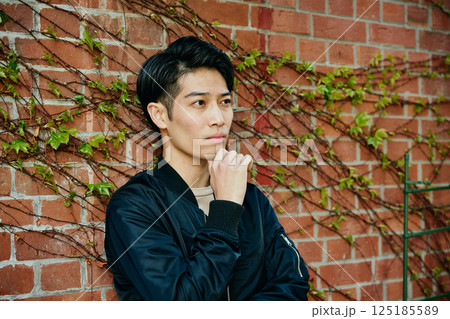 私服姿の20代の若い男性 125185589
