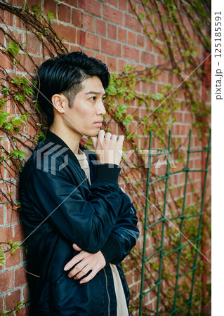 私服姿の20代の若い男性 私服姿の20代の若い男性 125185591