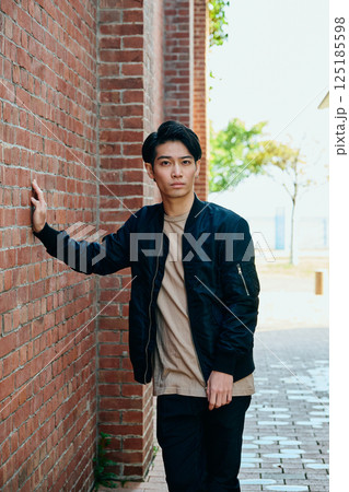 私服姿の20代の若い男性 私服姿の20代の若い男性 125185598