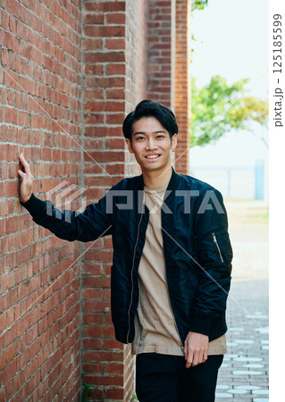 私服姿の20代の若い男性 私服姿の20代の若い男性 125185599