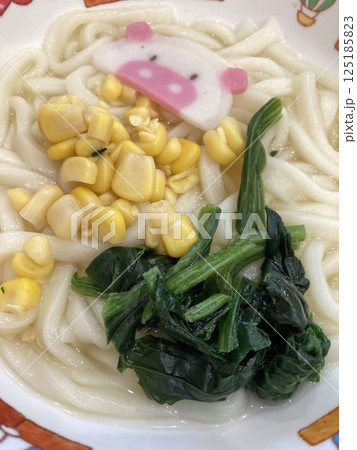 ファミリーレストランで食べる子供用のうどん ファミリーレストランで食べる子供用のうどん 125185823
