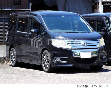 駐車場に並ぶ乗用車(ホンダ・ステップワゴン 4代目） 125186026