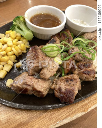 ファミリーレストランで食べる「カットステーキ」 ファミリーレストランで食べる「カットステーキ」 125186092