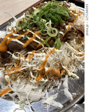 フードコートで食べる「かるび飯」 125186093