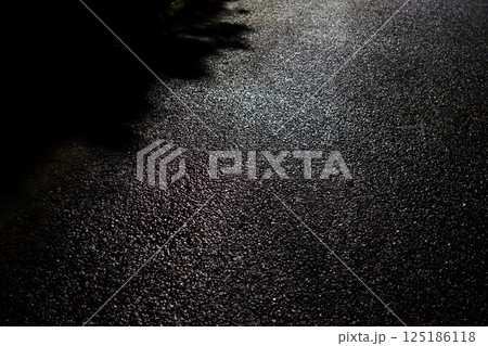 夜の雨に濡れたアスファルトの路上　背景画像 125186118