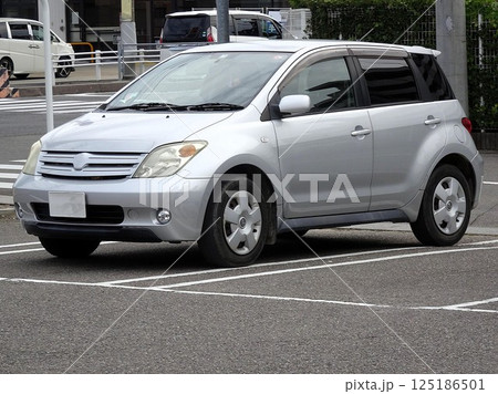 駐車場に停めた車(トヨタ・ist 初代 NCP60型） 125186501