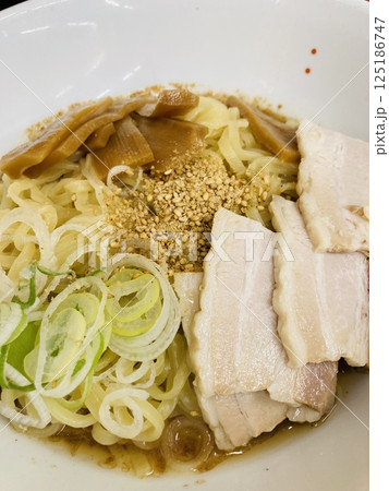 サラリーマンの昼食(汁なしラーメン(油そば)) サラリーマンの昼食(汁なしラーメン(油そば)) 125186747