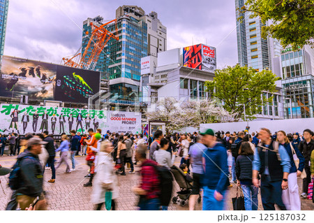 日本の東京都市景観緊宣5年…外国人観光客らで溢れる渋谷。緊急事態宣言から7日で5年…マは不要… 125187032