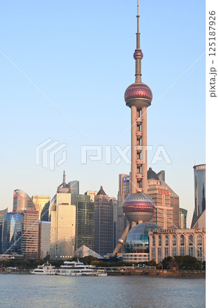上海・外灘から東方明珠の眺め 125187926